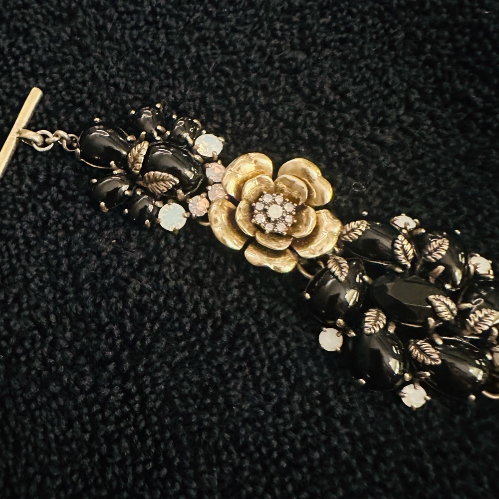 Exquisite Chloe + Isabel Black and Goldtone Floral Bracelet Intricate Accents - Picture 13 of 16